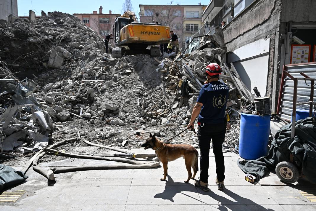 Ankara'da istinat duvarı çöktü. Bir işçi enkaz altında 4